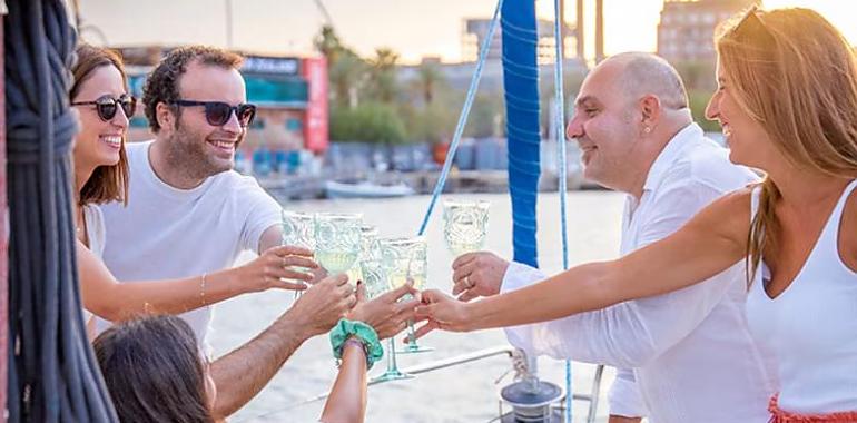 Navegar, brindar y saborear Barcelona desde el mar: la experiencia que lo tiene todo