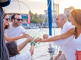Navegar, brindar y saborear Barcelona desde el mar: la experiencia que lo tiene todo