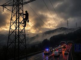 Muere un trabajador en una torre de alta tensión en la A-66 junto al Padrún y provoca retenciones en la autopista