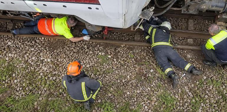 Drama en un paso a nivel de Siero: un joven sigue grave tras ser arrollado por un tren y quedar atrapado bajo el convoy