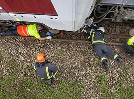 Drama en un paso a nivel de Siero: un joven sigue grave tras ser arrollado por un tren y quedar atrapado bajo el convoy