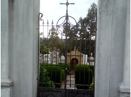El misterio del cementerio de Castropol: alguien abrió un ataúd de madrugada y se llevó huesos humanos