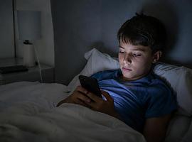 Móviles a los 11 años, porno a los 12 y ansiedad disparada: la inquietante radiografía digital de los adolescentes asturianos