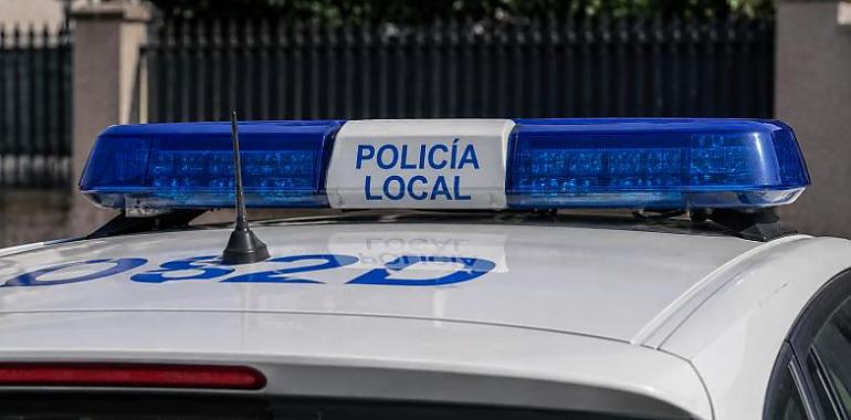 Un hombre se desploma en parada cardiorrespiratoria tras encararse con la Policía Local en Luanco