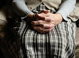 Una anciana llamó a su hija mientras la humillaban en la residencia: el TSJA confirma el despido de la cuidadora