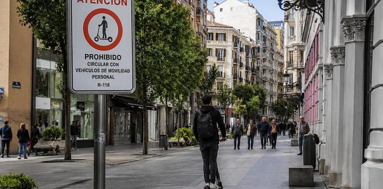 Gijón cierra el centro a los patinetes eléctricos y abre una batalla sobre el futuro de la movilidad urbana