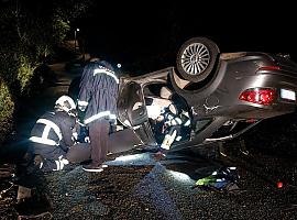 Madrugada de tensión en Pravia: excarcelado un conductor tras volcar su coche en la AS-368
