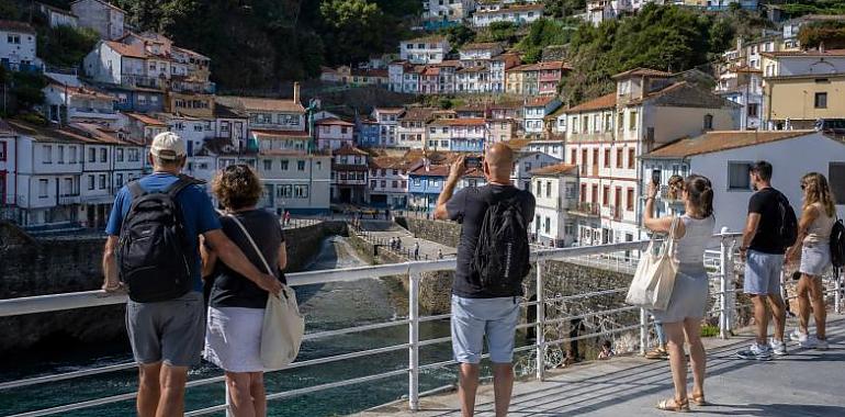 La tasa turística abre una guerra en Asturias: el sector avisa de que penaliza al alojamiento reglado y el Principado defiende que servirá para cuidar el territorio