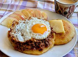 Recetas de una abuela asturiana: Tortos pequeñinos con compangu, güevu y café de pota (wl desayunu de domingu)