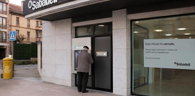 El apagón bancario avanza en Asturias: menos oficinas, menos cajeros y más vecinos empujados a una banca digital que no todos pueden usar