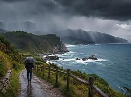Asturias cambia el bochorno por paraguas: llegan días más frescos, lluvia cantábrica y riesgo de tormentas en la montaña