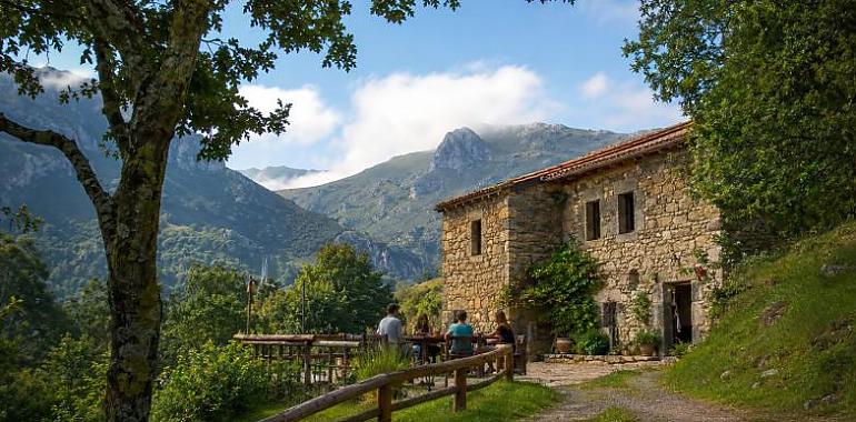 Asturias consolida el millón de pernoctaciones hasta abril y bate récord en turismo rural gracias al tirón de los bonos