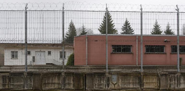 Sograndio estalla: los vigilantes amenazan con paros tras otra oleada de agresiones y el Principado toma el control del centro