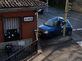 Tragedia al amanecer en la AS-16: muere un vecino de Pravia tras chocar contra un semáforo en Riberas