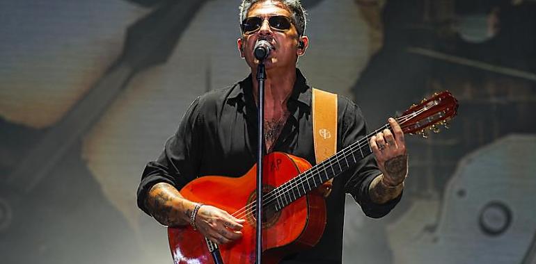 Alejandro Sanz convierte Gijón en un coro gigante: 11.000 voces para una noche de regreso, emoción y canciones eternas