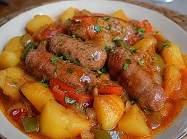Recetas de una abuela asturiana: Salchichas fresques de carnicería guisadines con sidrina, patatines y pimientos (pa mojar pan sin vergüenza)
