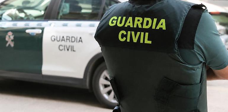 Dos domingos negros en el campo asturiano: muere un hombre de 57 años en Las Regueras tras volcar con una empacadora y caer a un cauce