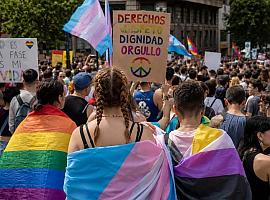 La Ley LGTBI asturiana entra en su campo de minas: menores trans, familias, aulas y vestuarios abren la gran batalla política