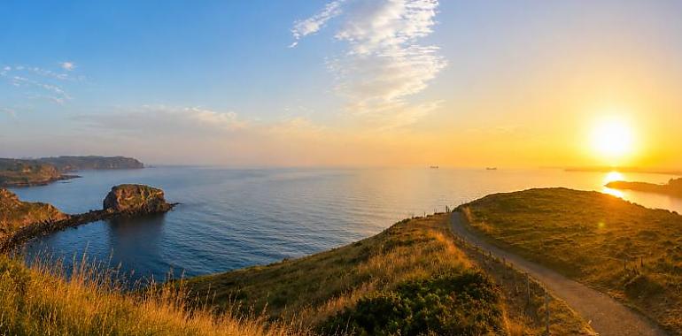 Asturias despierta frente a La Ladrona: el amanecer que convierte la costa de Castrillón en una postal insuperable