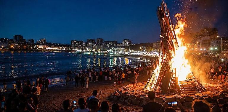 Asturias prendió San Xuan con el fuego bajo vigilancia: la noche mágica en la que la tradición tuvo que medir sus llamas