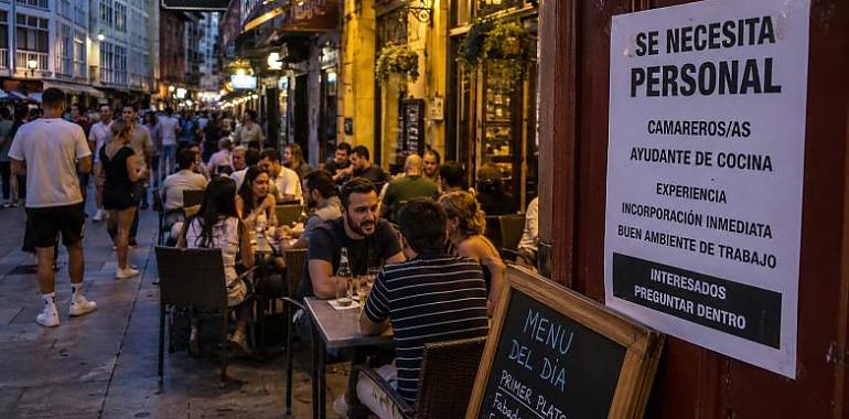 Verano al límite en la hostelería asturiana: sobran clientes, faltan trabajadores y nadie quiere ni ir a la entrevista