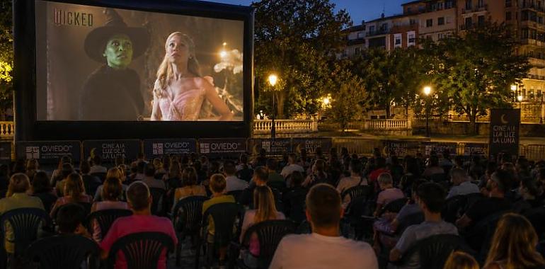 Oviedo enciende su cine de verano: 21 noches de películas al aire libre en barrios y pueblos del concejo