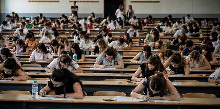 Suspenso masivo y bronca en las oposiciones docentes de Asturias: cientos de aspirantes denuncian una “revisión imposible”