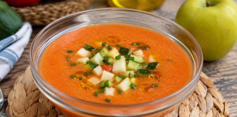 Recetas de una abuela asturiana: Gazpacho de manzana (con este calor, quien encienda la cocina ye porque tiene una cuenta pendiente con la familia)