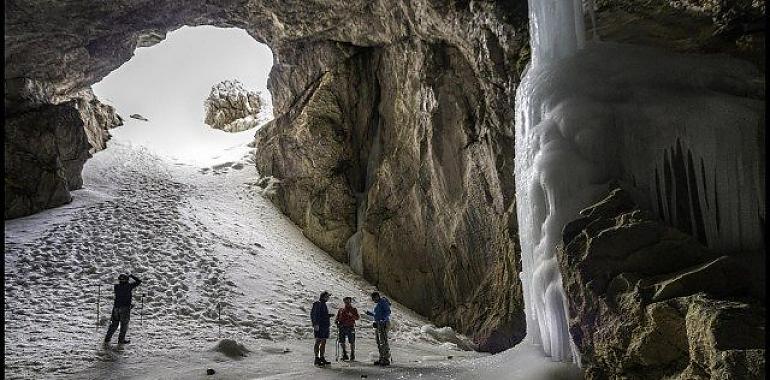 Picos de Europa alerta del «riesgo de muerte» en la Cueva del Hielo de Peña Castil