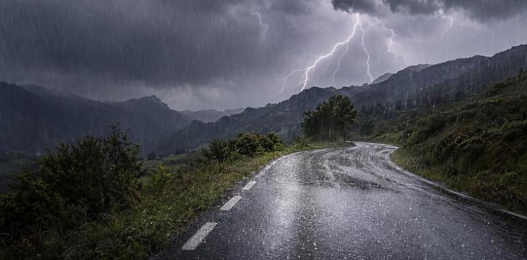 Asturias entra en alerta por tormentas: rayos, granizo y una descarga de hasta 30 litros en solo una hora