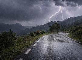 Asturias entra en alerta por tormentas: rayos, granizo y una descarga de hasta 30 litros en solo una hora