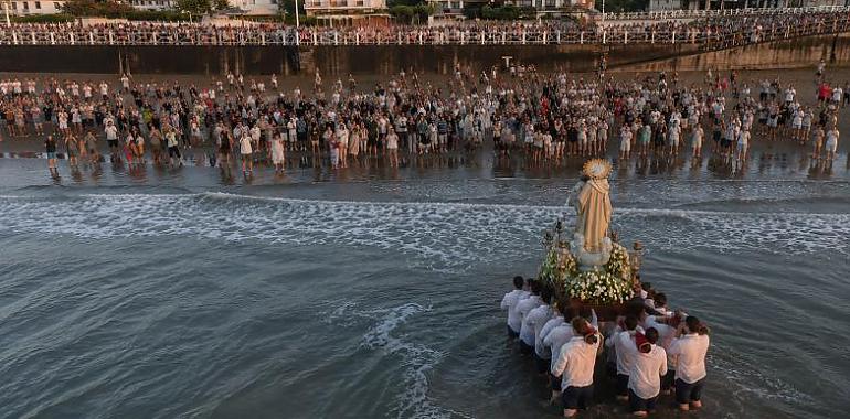 Ni la lluvia pudo con el Carmen: Salinas volvió a llevar a su Patrona hasta el Cantábrico