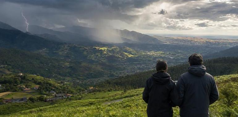 Asturias se libra de los 45 grados, pero no del tiempo revuelto: nubes y posibles tormentas antes de otra subida térmica