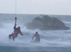 La marea cierra la salida en La Franca: ocho bañistas en apuros y dos menores evacuadas en helicóptero