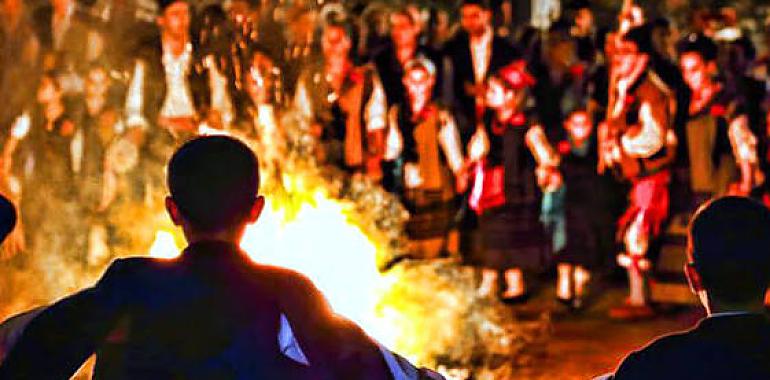 Llanes arde por La Magdalena: fuego, claveles rojos y dieciocho horas de tradición en el día grande