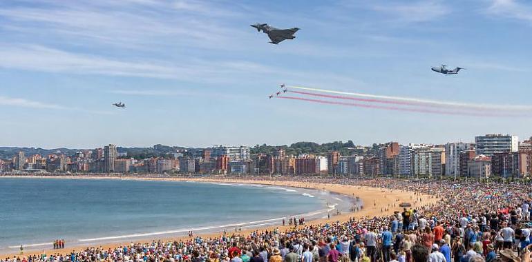 Gijón vuelve a mirar al cielo: horarios, aeronaves y claves del Festival Aéreo de su vigésimo aniversario
