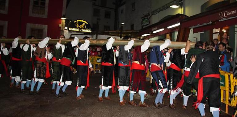 Llanes baila el fuego y despierta a voladores: La Magdalena vuelve a teñir la villa de rojo