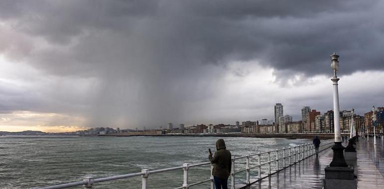 Asturias mira al cielo: aviso amarillo desde las 14.00 por tormentas, granizo y lluvias intensas