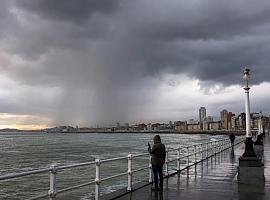 Asturias mira al cielo: aviso amarillo desde las 14.00 por tormentas, granizo y lluvias intensas
