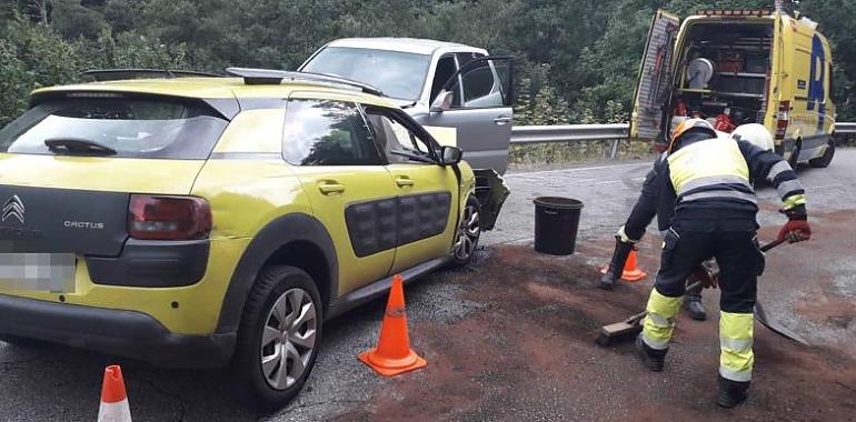 Tragedia en la AS-15: muere un conductor y otro resulta herido en un choque frontal en La Pescal