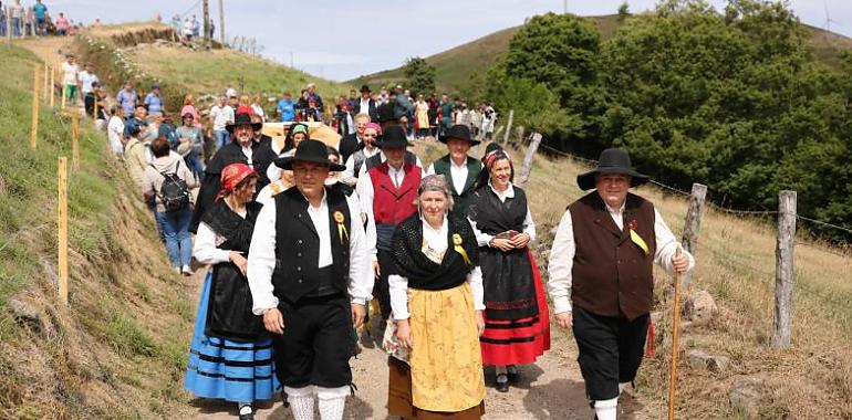 Cuatro novios, dos promesas y una braña para la historia: Aristébano celebra la primera boda vaqueira doble