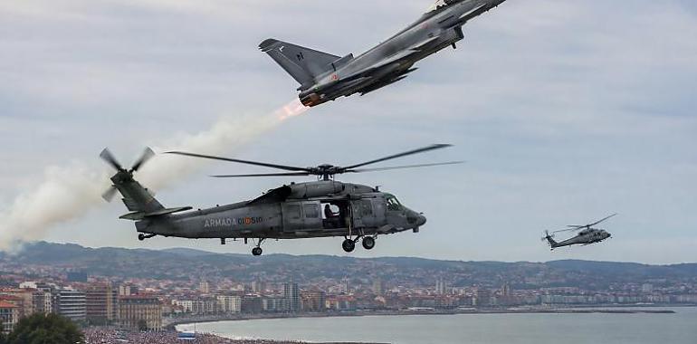 Gijón convierte el Cantábrico en una pista de vuelo: más de 300.000 personas celebran veinte años de espectáculo aéreo