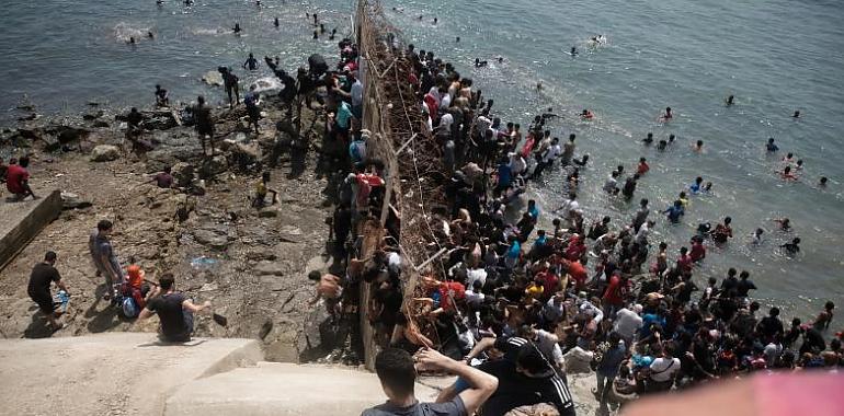 Ceuta pierde el control de su frontera: miles de personas desbordan el Tarajal y ponen a España ante una crisis de Estado