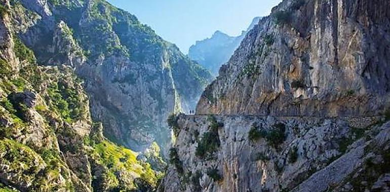 La Ruta del Cares amanece cerrada tras una caída de piedras que dejó dos mujeres heridas graves