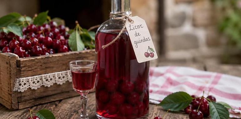 Recetas de una abuela asturiana: Licor de guindas (entra suave y, cuando quieres darte cuenta, tas contando secretos familiares de 1962)