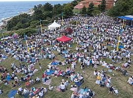 Candás no se detiene tras devorar cinco toneladas de sardinas: charangas, festejos náuticos y una noche gigantesca de fiesta