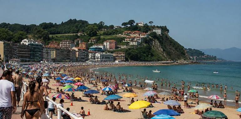 Agosto cuelga el «casi completo» en la costa asturiana: el alquiler vacacional alcanza el 95,6%