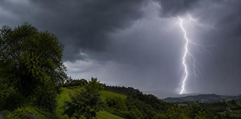 Tres vaguadas amenazan con una semana de tormentas en España: Asturias afronta chubascos, descenso térmico y riesgo puntual en la Cordillera