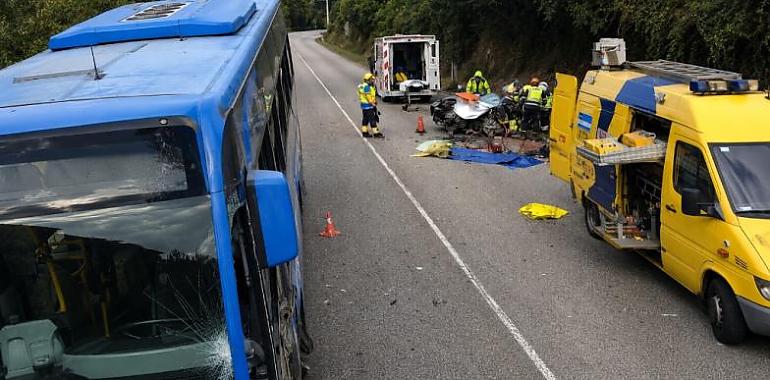 Seis heridos al chocar un turismo y un autobús en la AS-19, en Carreño