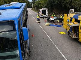 Seis heridos al chocar un turismo y un autobús en la AS-19, en Carreño